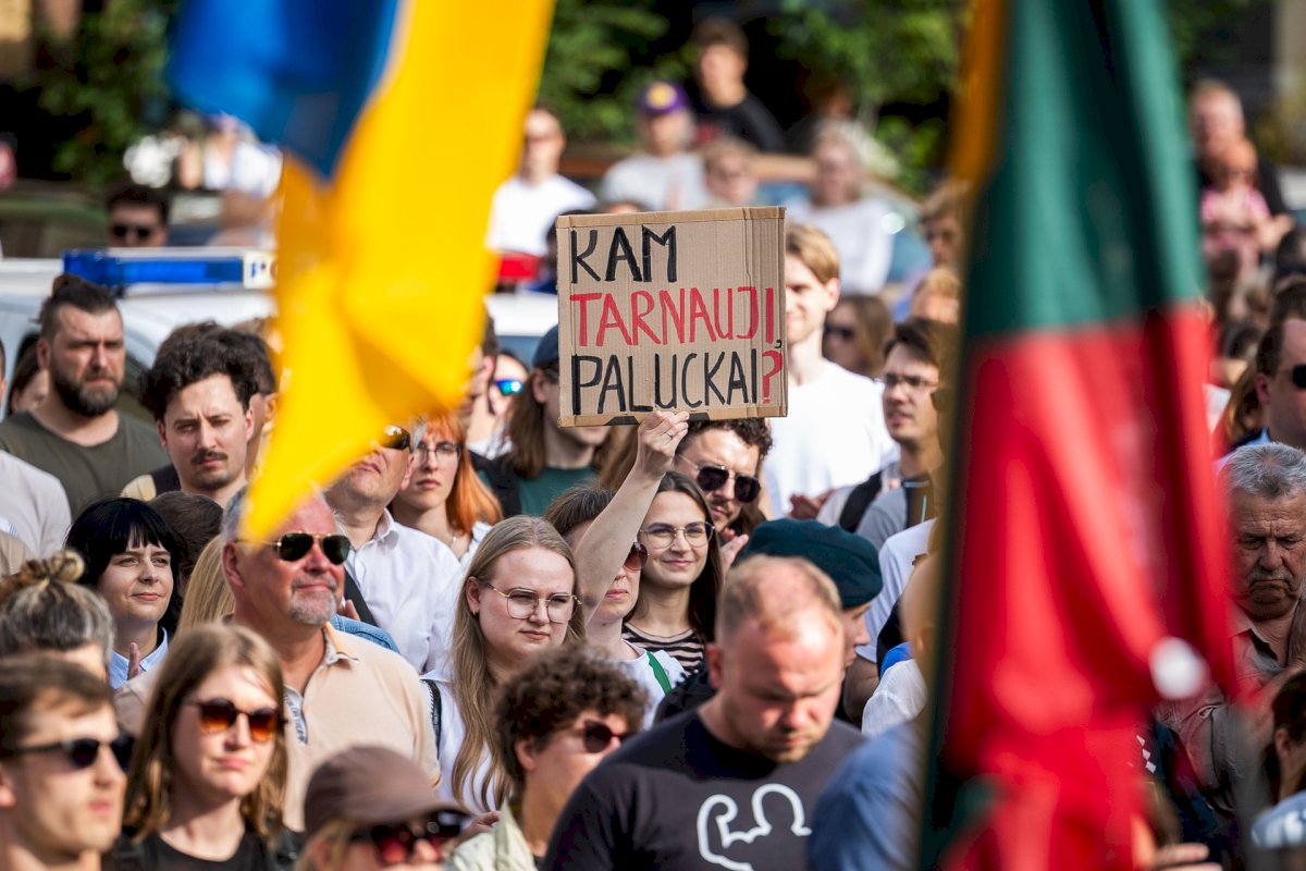 „Jeigu liaudį ignoruoji, ji rėks garsiau“: prie Seimo – protestas prieš premjerą