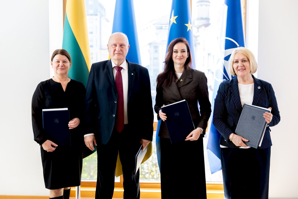 Premjerė pasirašė keliems šimtams tūkstančių darbuotojų aktualią Nacionalinę kolektyvinę sutartį