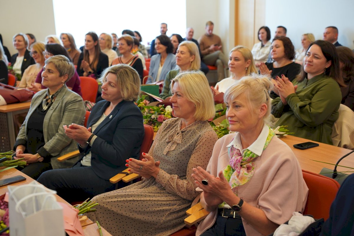Profesinės šventės proga pasveikinta Tauragės rajono švietimo bendruomenė