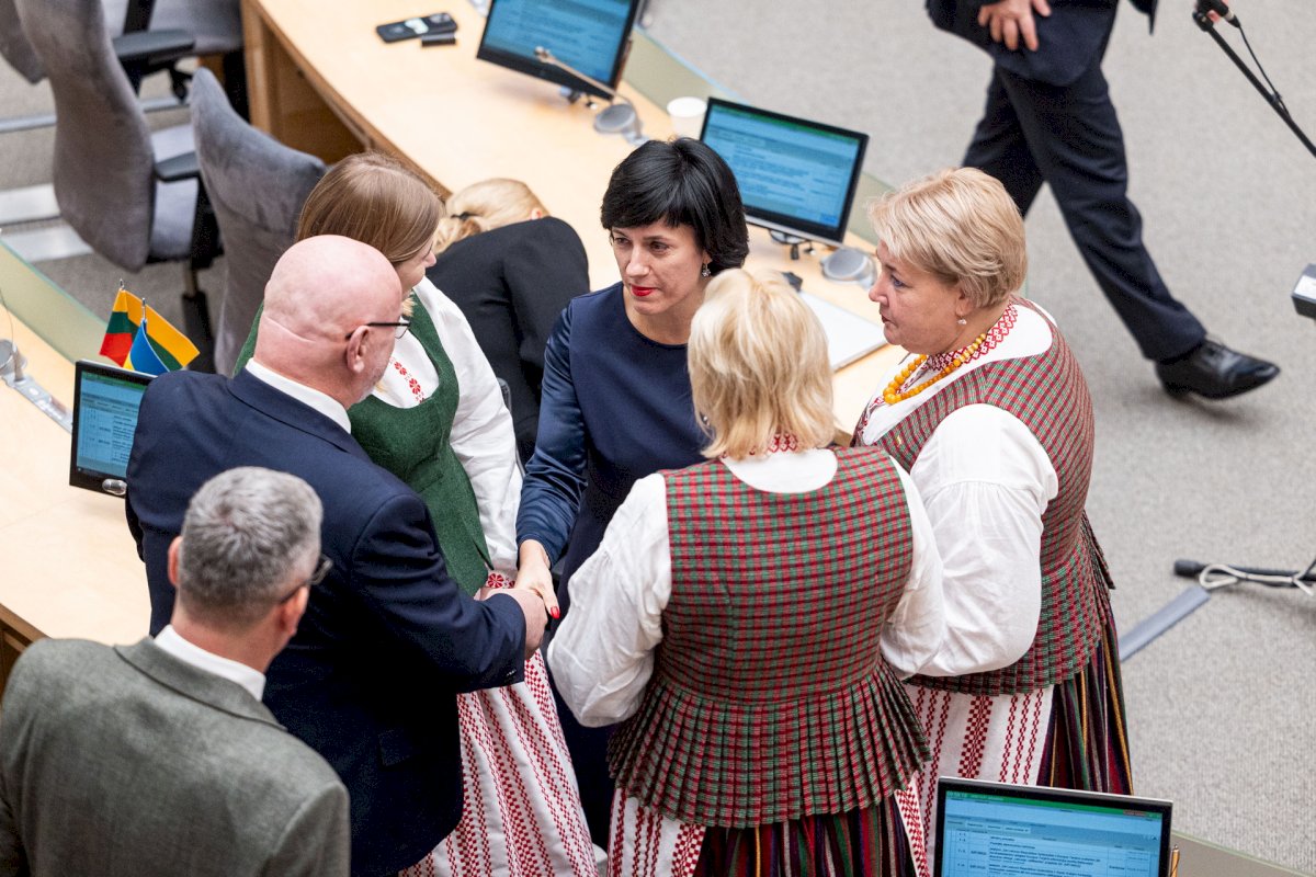 Parlamente prisiekė krašto apsaugos ir kultūros ministrai