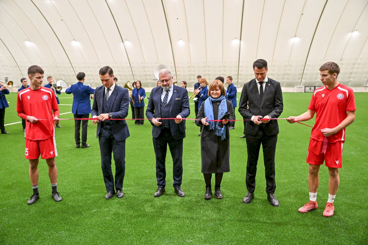 Panevėžyje atidarytas pirmasis regione pripučiamas futbolo maniežas