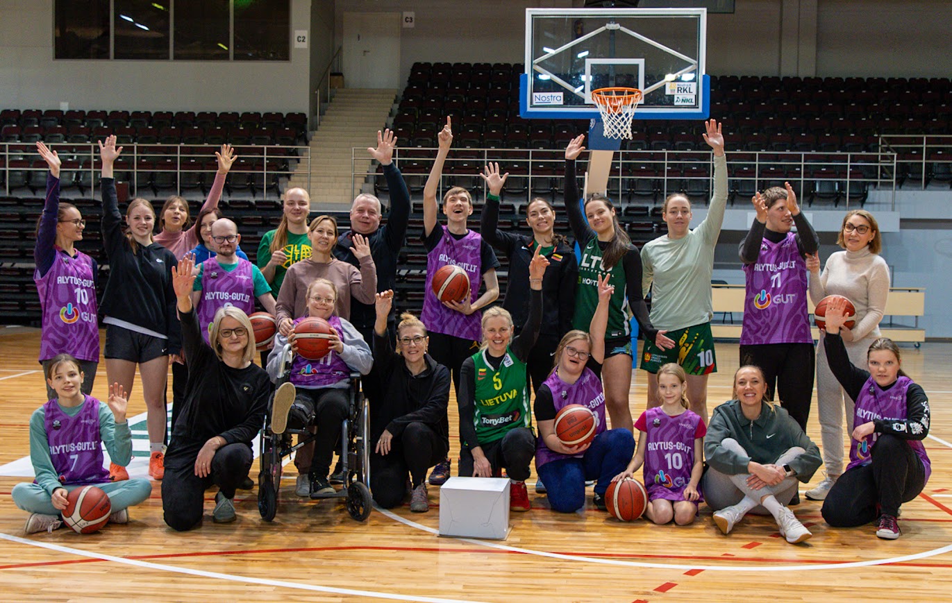 Draugystė, kuri augina: „ALYTUS-GUT.LT“ ir „Mirabilia“ – bendrumo akimirkos sporto salėje!