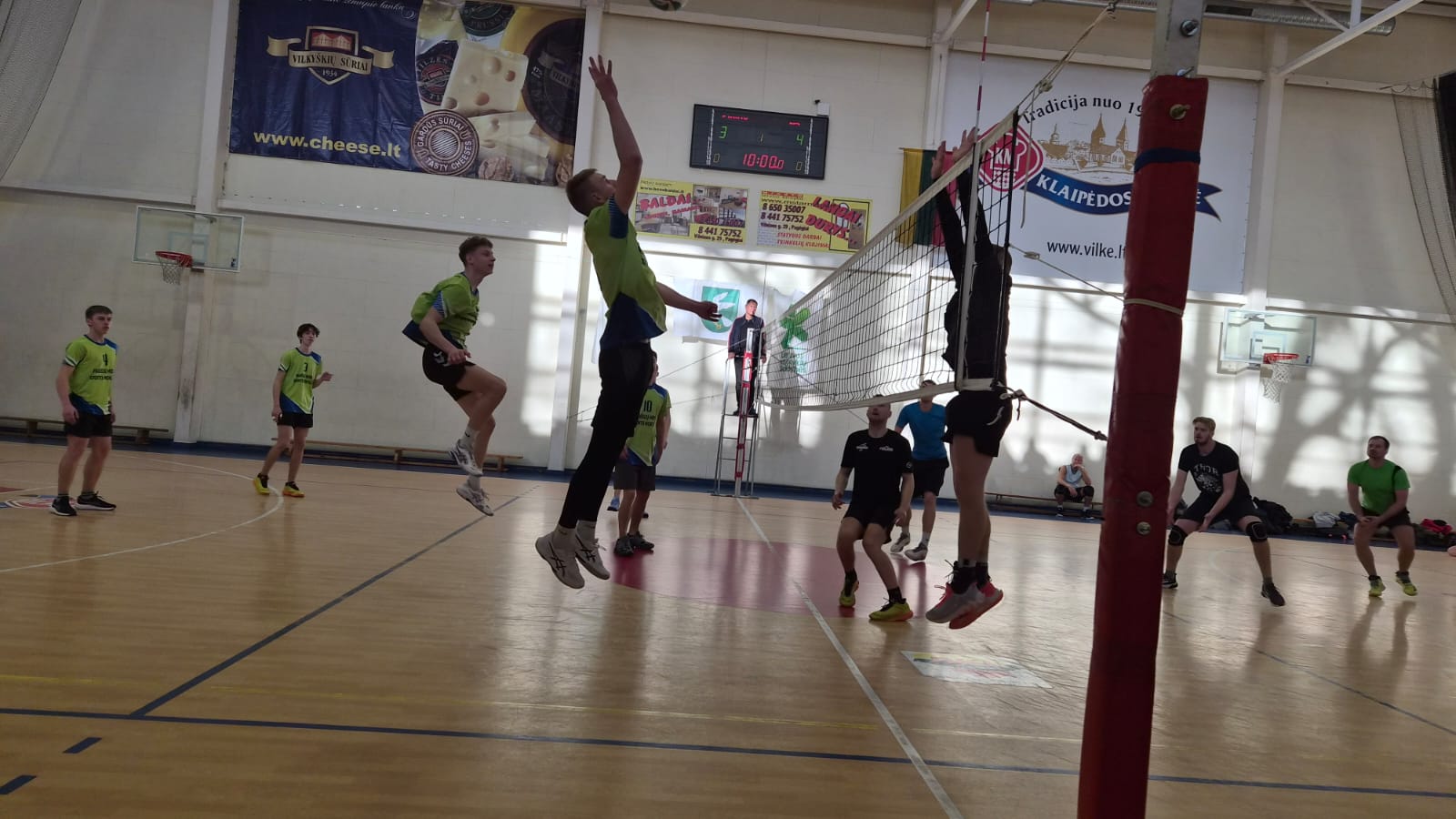 Vyrų tinklinio pirmenybės prasidėjo atkaklia trijų setų drama